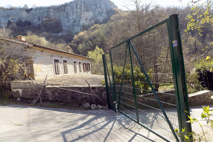 Metalna vrata na cesti usred sela Mlini (Snimila Gordana Čalić Šverko)